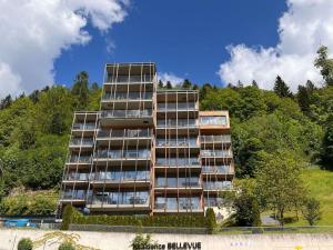 ein großes Apartmenthaus mit Bäumen im Hintergrund in der Unterkunft Residence Bellevue in Erlberg