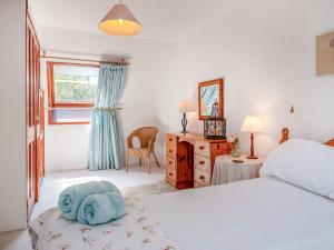 1 dormitorio con cama y ventana en Cobbles Cottage, en Talgarth