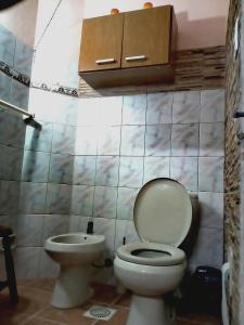 a bathroom with a toilet and a bidet at La Casa de los Viejos in Minas