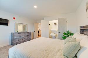 سرير أو أسرّة في غرفة في Cozy Escape with Modern Comfort in Central Auburn - 1BD, 1BA Apartment