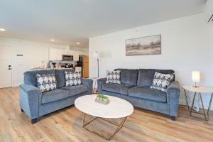 オーバーンにあるCozy Escape with Modern Comfort in Central Auburn - 1BD, 1BA Apartmentのリビングルーム(青いソファ2台、テーブル付)
