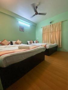 Ένα ή περισσότερα κρεβάτια σε δωμάτιο στο Hotel Pokhara Paradise