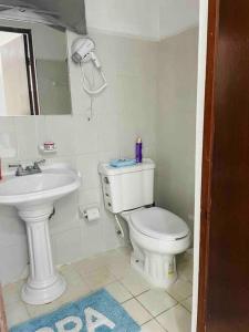 een badkamer met een wit toilet en een wastafel bij Departamento Centro Historico de Tampico in Tampico