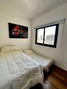 1 dormitorio con 2 camas y ventana en Center Suites, 3 ambientes con cochera opcional en La Plata