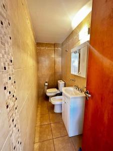 Baño pequeño con aseo y lavamanos en Center Suites, 3 ambientes con cochera opcional en La Plata