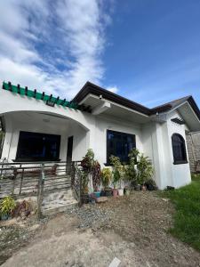 Isabela Province Staycation House في Cordon: البيت الأبيض والنباتات أمامه