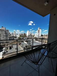 balcón con vistas al perfil urbano en Center Suites, 3 ambientes con cochera opcional en La Plata