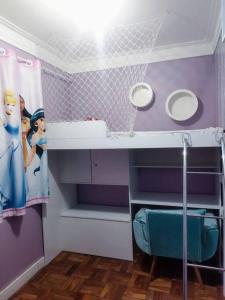baño con lavabo y pared púrpura en Super aconchegante Bem localizado, prox Ibirapuera, en São Paulo