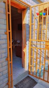 ein Gebäude im Bau mit Gerüsten um einen Raum herum in der Unterkunft Appartements Benedicta in Libreville