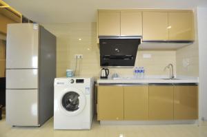 ครัวหรือมุมครัวของ WAIFIDEN Duplex Hotel Apartment Zhongyong Jinyu Branch-Free shuttle bus during the Canton Fair