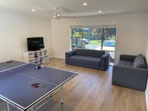 R&R by the Bay in prime location的休息区