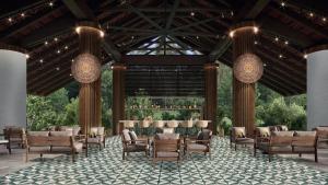 - un hall avec des chaises, une table et des lustres dans l'établissement Palm Garden Hotel, Putrajaya, a Tribute Portfolio Hotel, à Putrajaya