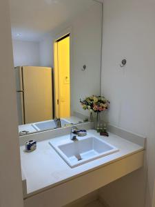 a bathroom with a sink and a mirror at Studio Living Faria Lima in Sao Paulo