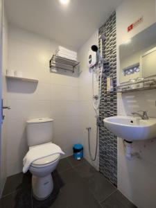 Inn Residence 18 في جورج تاون: حمام مع مرحاض ومغسلة
