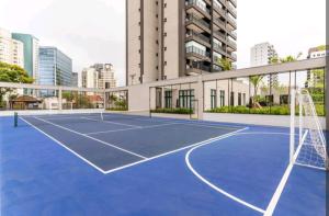 a tennis court in the middle of a city at Expand Pinheiros Linda vista e próximo ao shopping in Sao Paulo