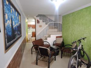 波哥大的住宿－Universo Turístico Bogotá，一间带椅子的房间和一个带自行车的楼梯