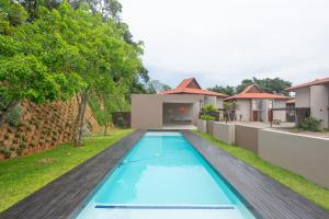 une image d'une piscine dans l'arrière-cour d'une maison dans l'établissement 56 Zimbali Wedge, à Ballito
