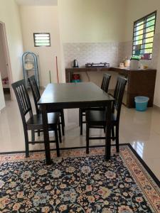 y cocina con mesa de comedor y sillas. en Homestay Dalilah Islam Sendayan, en Seremban