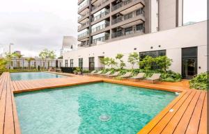 una gran piscina frente a un edificio en Expand Pinheiros Linda vista e próximo ao shopping en São Paulo