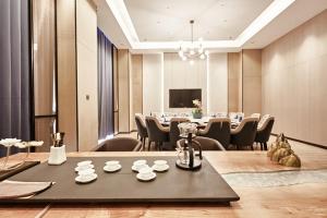 una sala de conferencias con una mesa larga y sillas en Vance International Hotel - Linhai Duqiao en Taizhou
