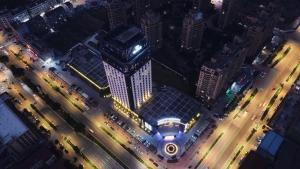 una vista aérea de una ciudad por la noche en Vance International Hotel - Linhai Duqiao en Taizhou
