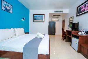 1 dormitorio con 1 cama grande y pared azul en Ao Nang Baan Suan Resort, en Ao Nang Beach