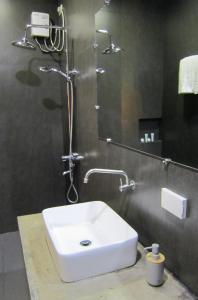 公主港的住宿－Summer Days，浴室设有白色水槽和镜子