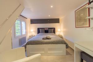 a small bedroom with a bed in a room at VILLA LES PALMIERS in Palavas-les-Flots