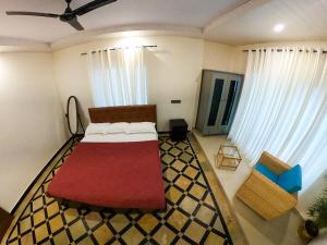 1 dormitorio con 1 cama grande y cortinas blancas en The Perfect Hideout, en Yelahanka