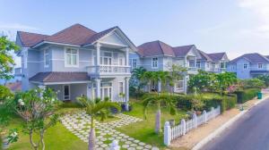 szereg domów z palmami i ulicą w obiekcie Family Villa in Sea Links Beach City Mũi Né w mieście Mui Ne