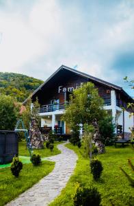 un edificio con un parque infantil delante de él en Chalet "Family", en Suskovo