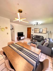 uma sala de estar com um sofá e uma mesa em FAMILIAS O EJECUTIVOS Centrico Remodelado 3 habitaciones em Querétaro