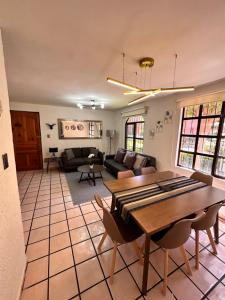 uma sala de estar com uma mesa e um sofá em FAMILIAS O EJECUTIVOS Centrico Remodelado 3 habitaciones em Querétaro