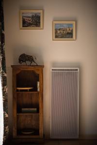 a room with a radiator on a wall at Le Mas de la Catounière in Castillon-du-Gard