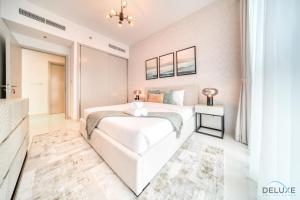 Postel nebo postele na pokoji v ubytování Urban 1BR at Beach Isle Tower 2 Emaar Beachfront Dubai Marina by Deluxe Holiday Homes