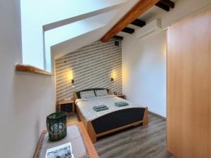 um quarto com uma cama num quarto em PUŠIES namai em Nida