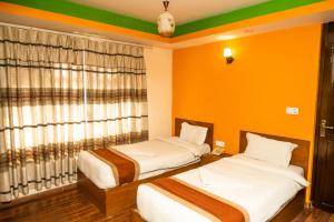 Letto o letti in una camera di Kathmandu Peace Hotel