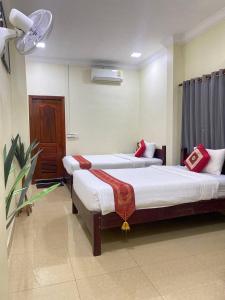 ein Hotelzimmer mit 2 Betten in einem Zimmer in der Unterkunft Nika's House in Siem Reap