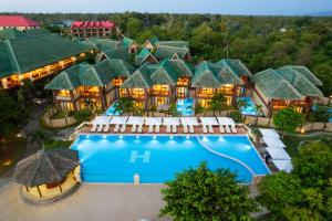 Bazén v ubytování H Resort Bohol - The Coral Cliff by SMS Hospitality nebo v jeho okolí