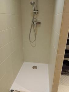 La Rivière Saint SauveurにあるLa tourterelleのシャワーヘッド付きのシャワー付きのバスルーム