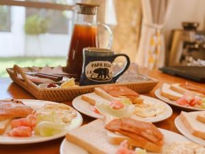 - une table avec des assiettes de nourriture et une tasse de thé dans l'établissement 1949 Dreamy Home, à Panglao