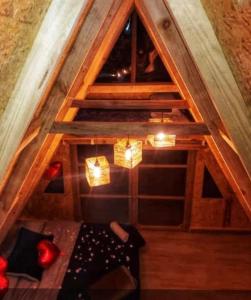 einen Blick über ein Zimmer im Dachgeschoss in der Unterkunft Glamping Cabaña el Porvenir 10601 in Manta