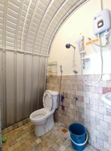 y baño con aseo y lavamanos. en D' Limbai Cottage en Ranau