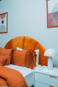 سرير أو أسرّة في غرفة في Sunset View-Luxury Apartment