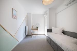 ein weißes Zimmer mit 2 Betten und einer Treppe in der Unterkunft Villa Eden - Maison de ville au coeur de Menton, plage à 7 minutes in Menton