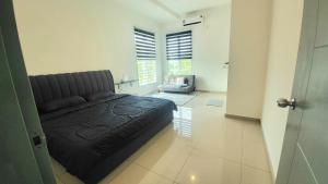 1 dormitorio con 1 cama y 1 sofá en una habitación en Impiana Lakeview Villa - Contactless Check In, en Keluang