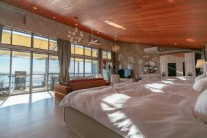 野間にあるGlamping＆Resort WOOD DESIGN PARK NOMAの大きなベッドルーム(大型ベッド1台、ソファ付)