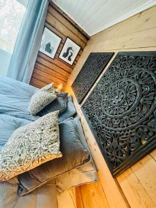 Postel nebo postele na pokoji v ubytování Lofoten- Magical blacksmith house