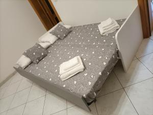 Un pat sau paturi într-o cameră la Lady's house