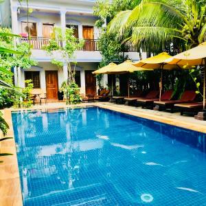 a large swimming pool in front of a hotel at Siemreap Nitnit Boutique in Phumĭ Kngan Pông